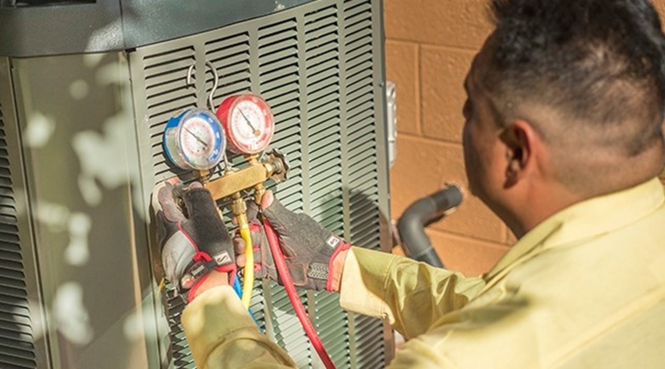 A technician performing AC diagnostics in Mesa